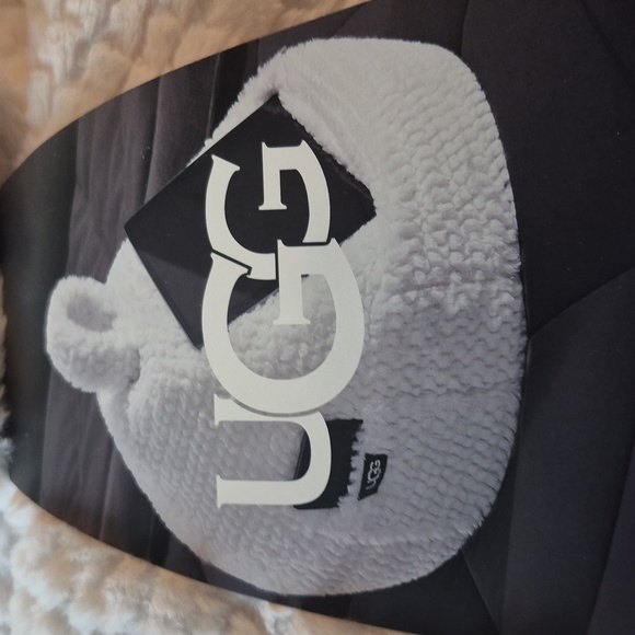 Ugg Polar Textured Tablet/kindle pouf New - Picture 8 of 8